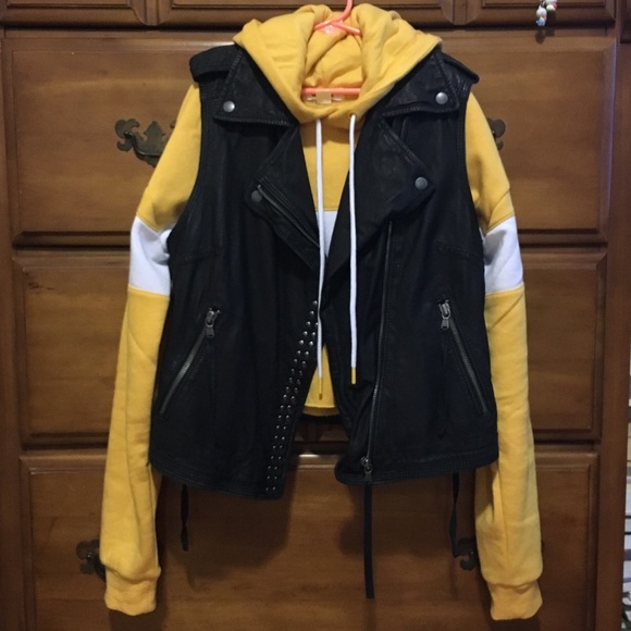 Sleeveless Leather Jacket - Picture 3 of 3